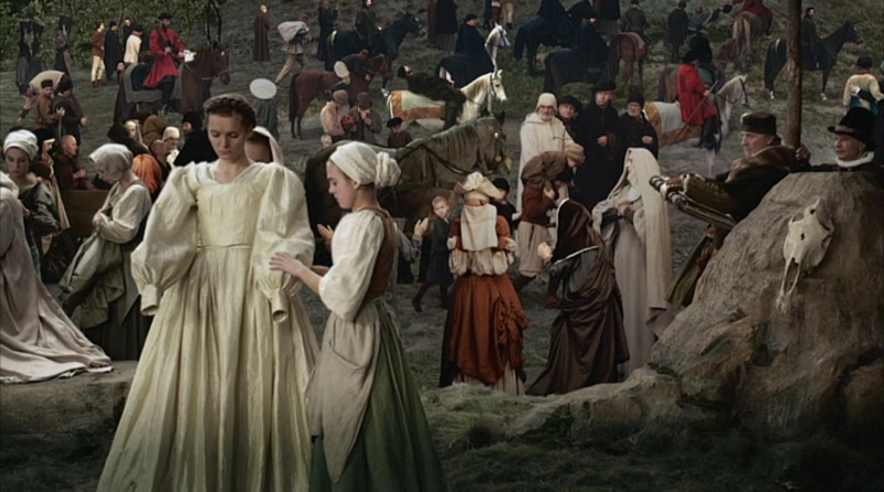 Plan 1bis (fin du travelling) : Brueghel et son ami contemplant les différents personnages du futur tableau 