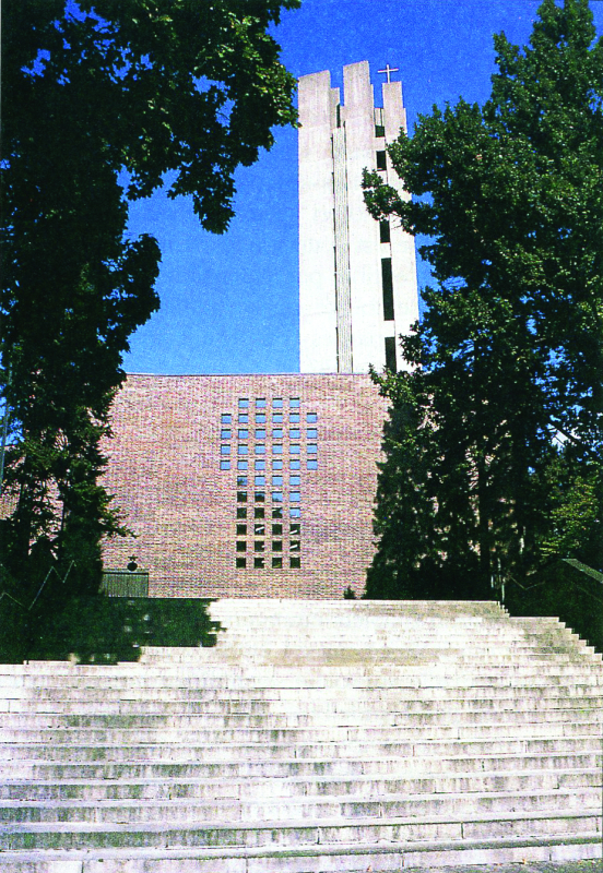 Fig. 2 : L’église de la Croix à Lahti, par Alvar Aalto : façade et clocher (photographie : ©Michel Mangematin)